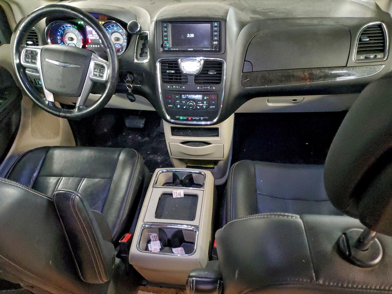 2011 CHRYSLER TOWN & COUNTRY TOURING L photo 8