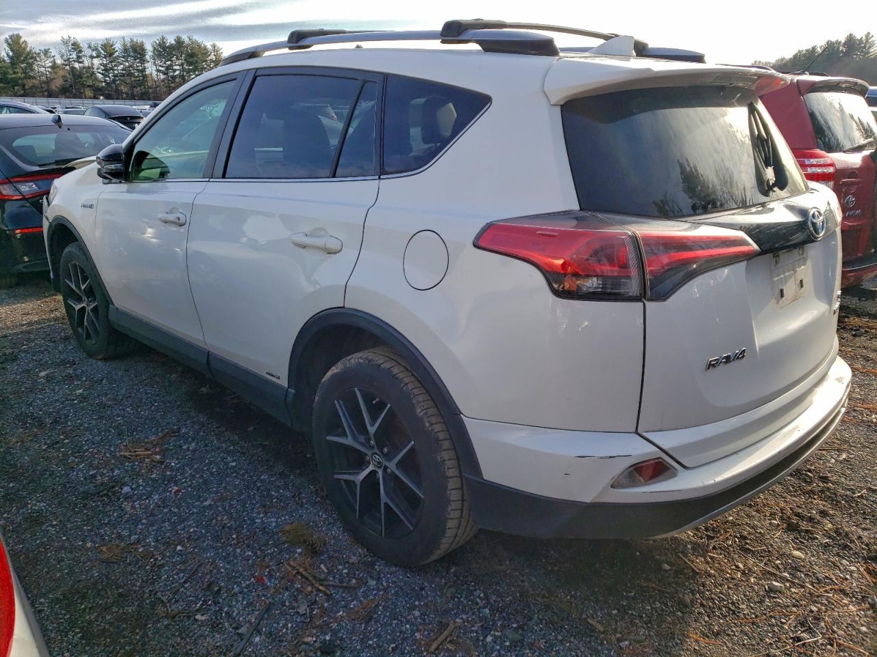 2018 TOYOTA RAV4 HV SE photo 2