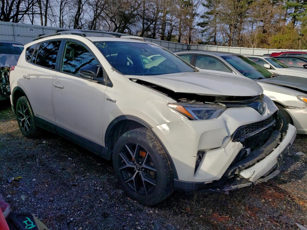 2018 TOYOTA RAV4 HV SE photo 4