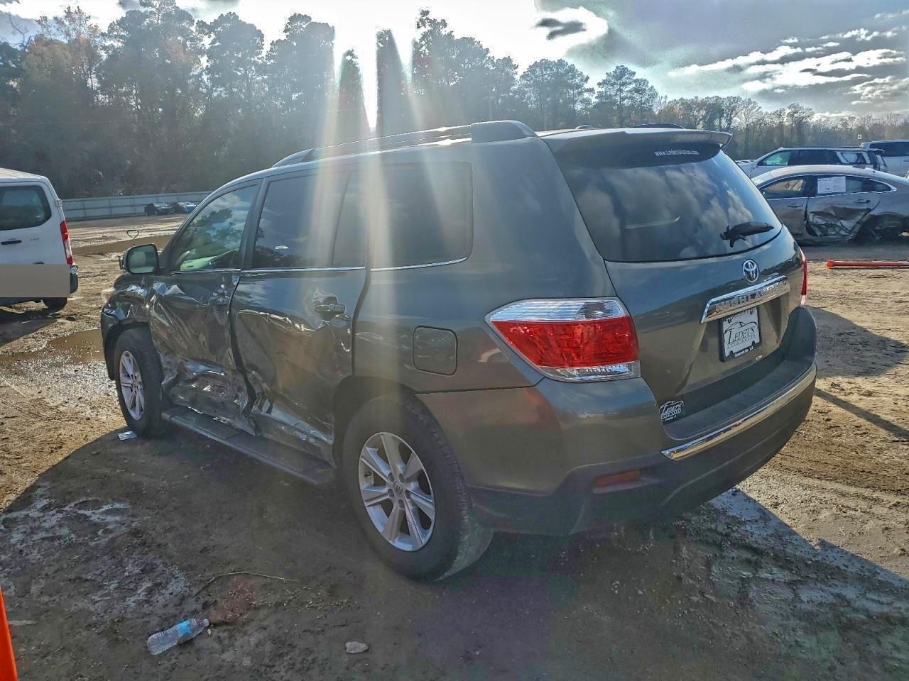 2011 TOYOTA HIGHLANDER BASE photo 2