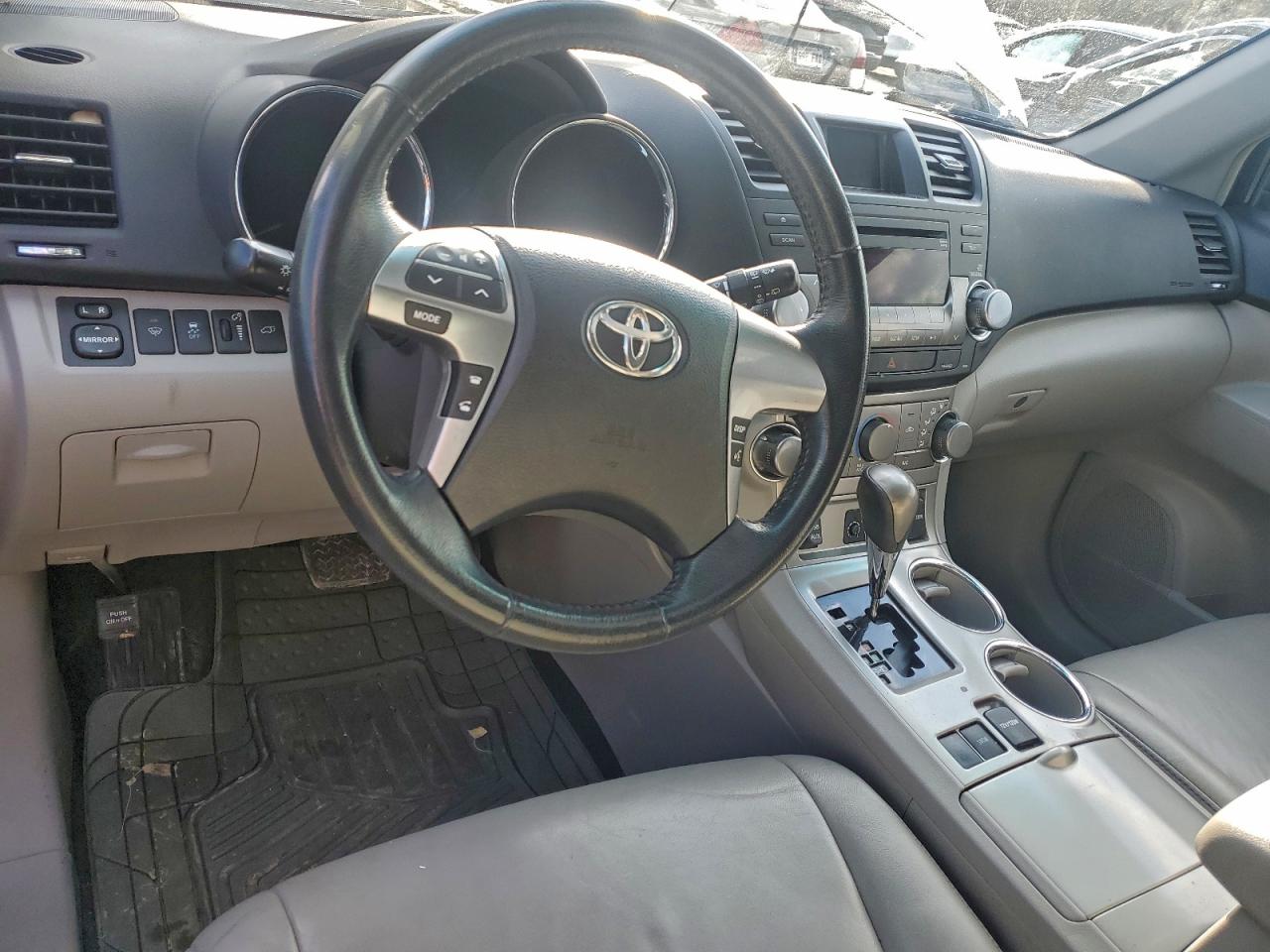 2011 TOYOTA HIGHLANDER BASE photo 8
