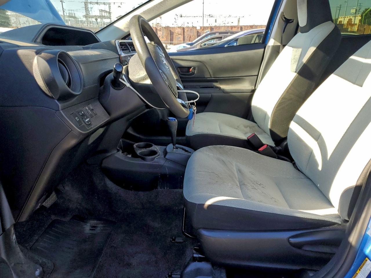 2018 TOYOTA PRIUS C photo 13