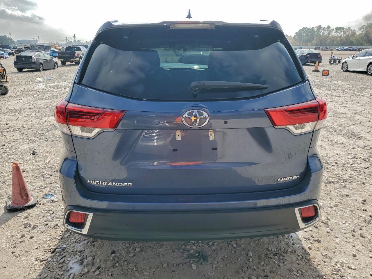 2019 TOYOTA HIGHLANDER LIMITED photo 11