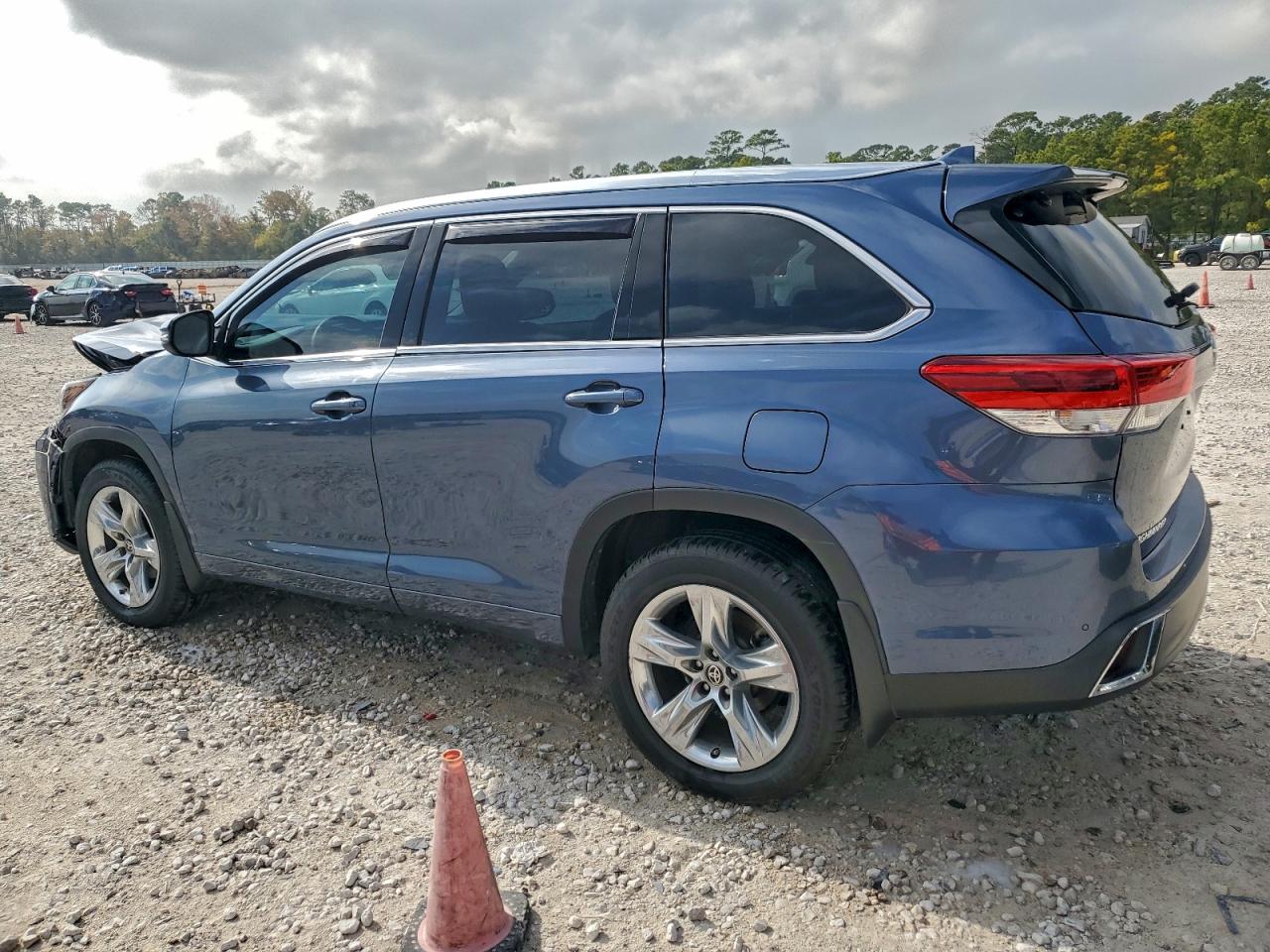 2019 TOYOTA HIGHLANDER LIMITED photo 3