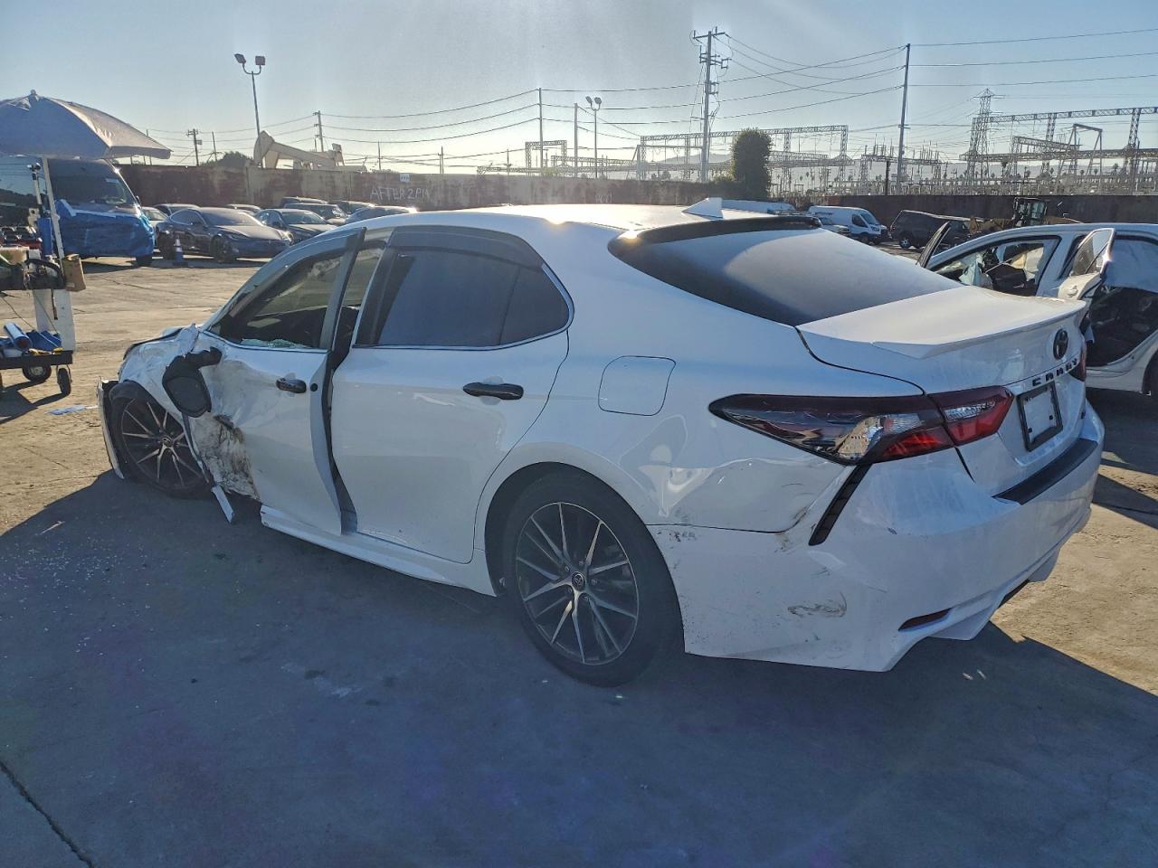 2021 TOYOTA CAMRY SE photo 4
