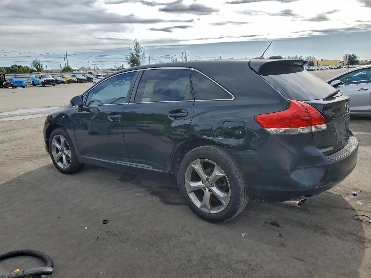 2009 TOYOTA VENZA photo 2