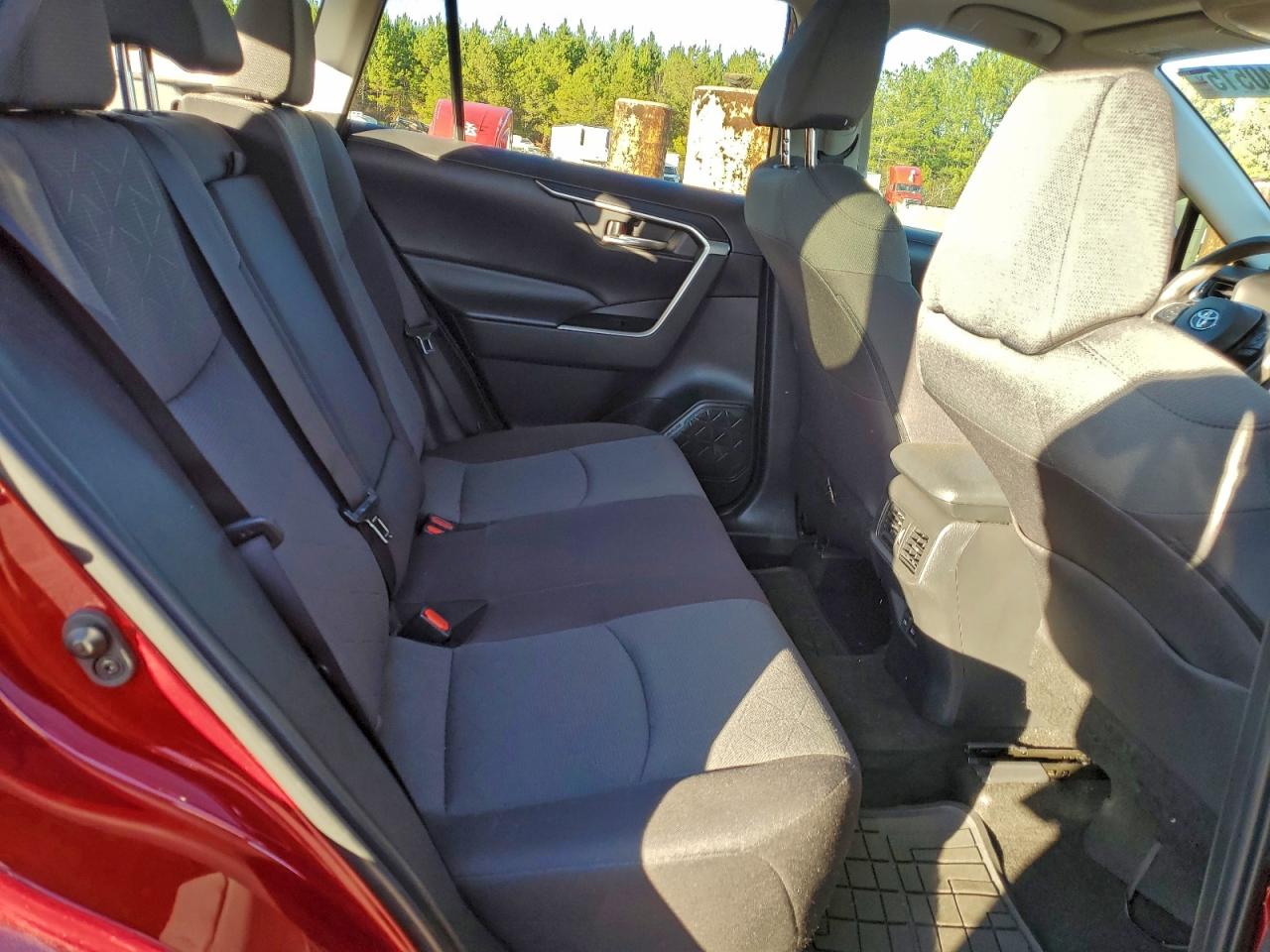 2022 TOYOTA RAV4 XLE photo 19