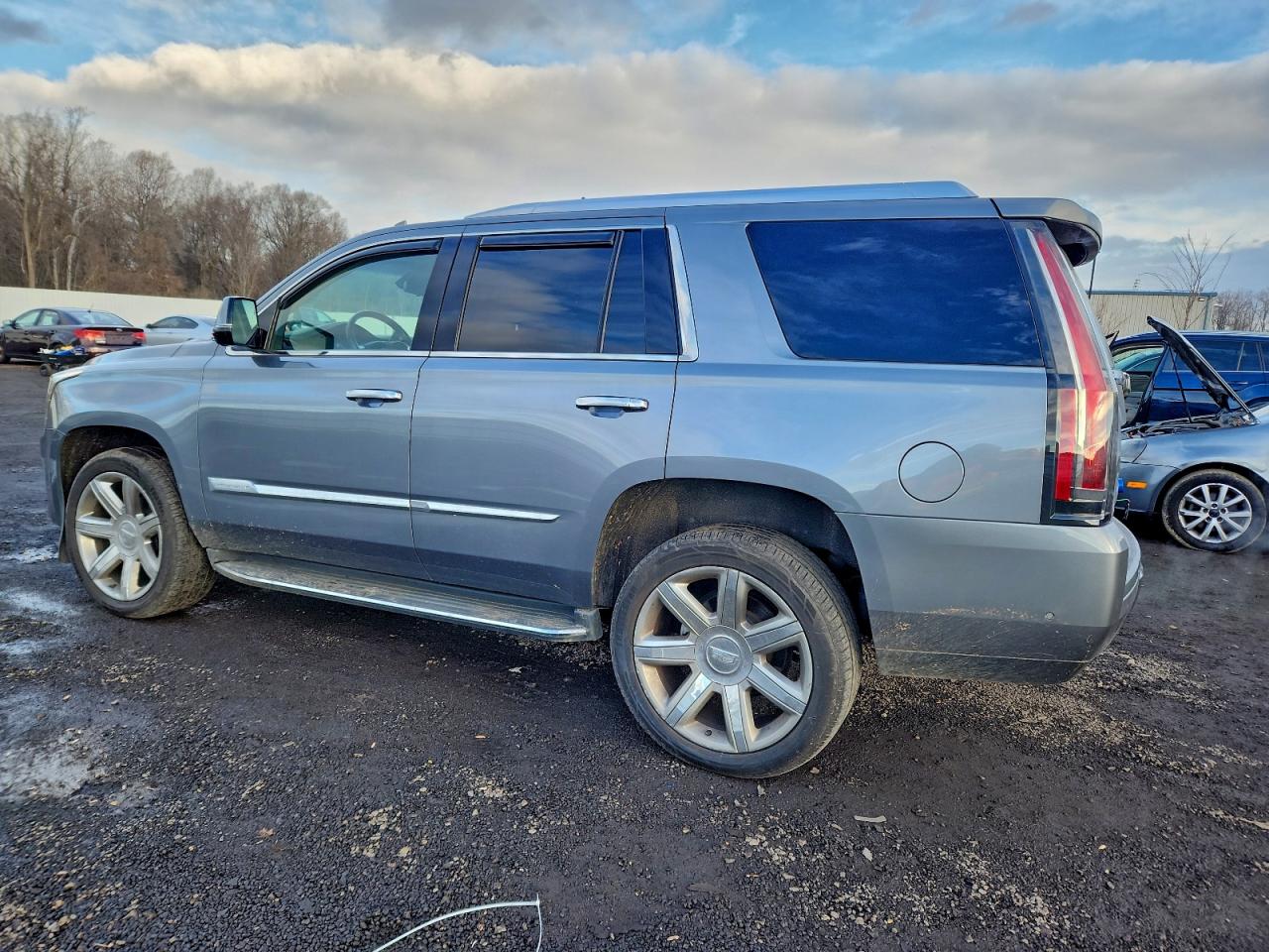 2019 CADILLAC ESCALADE LUXURY photo 2