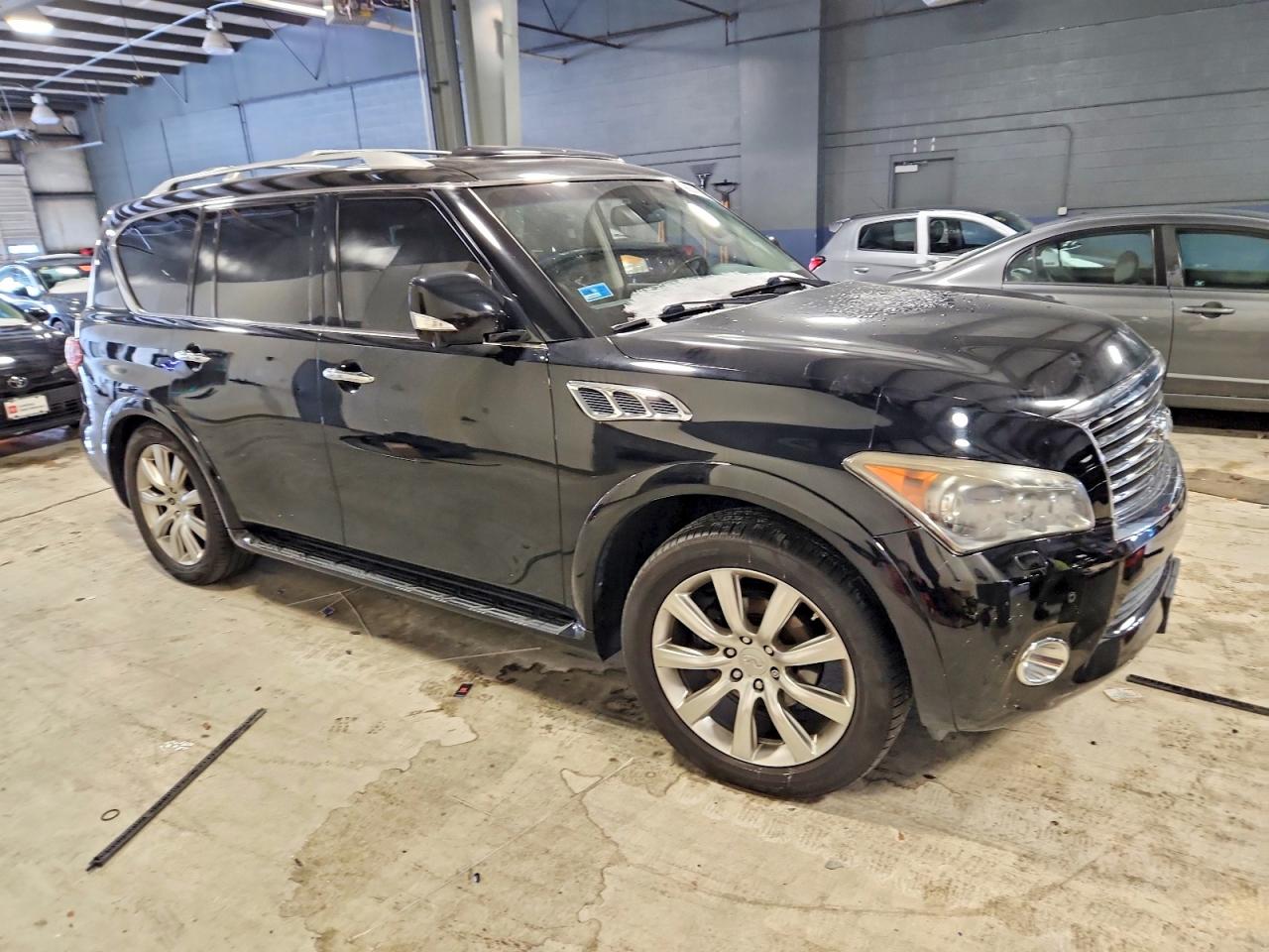 2012 INFINITI QX56 photo 4