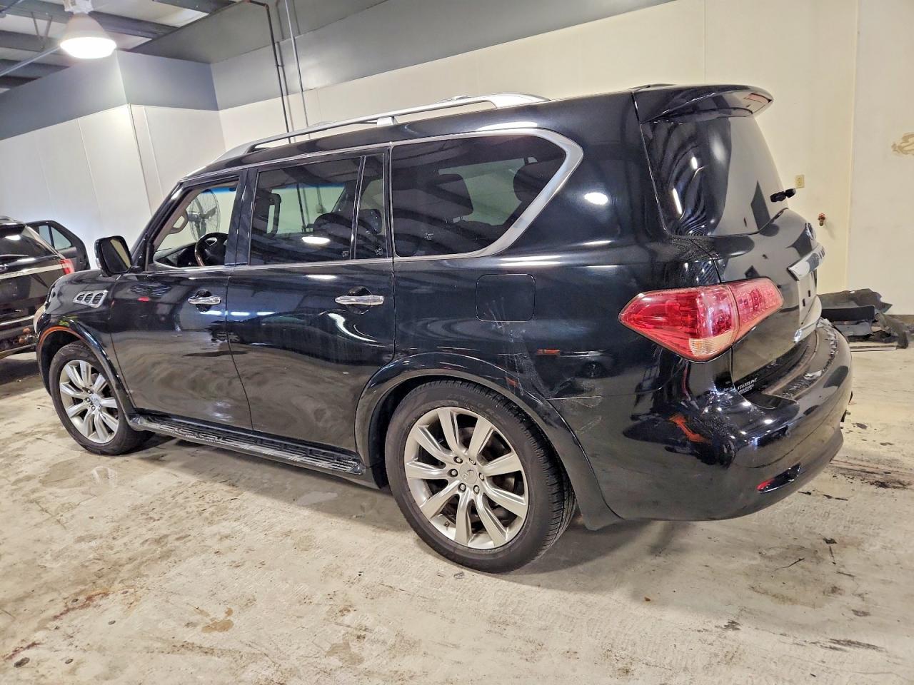 2012 INFINITI QX56 photo 2