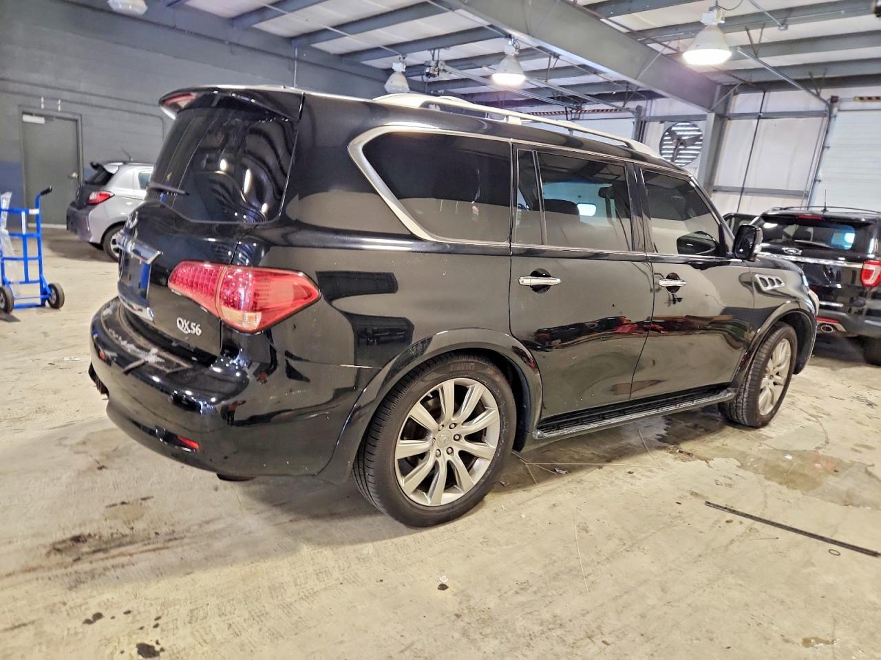 2012 INFINITI QX56 photo 3