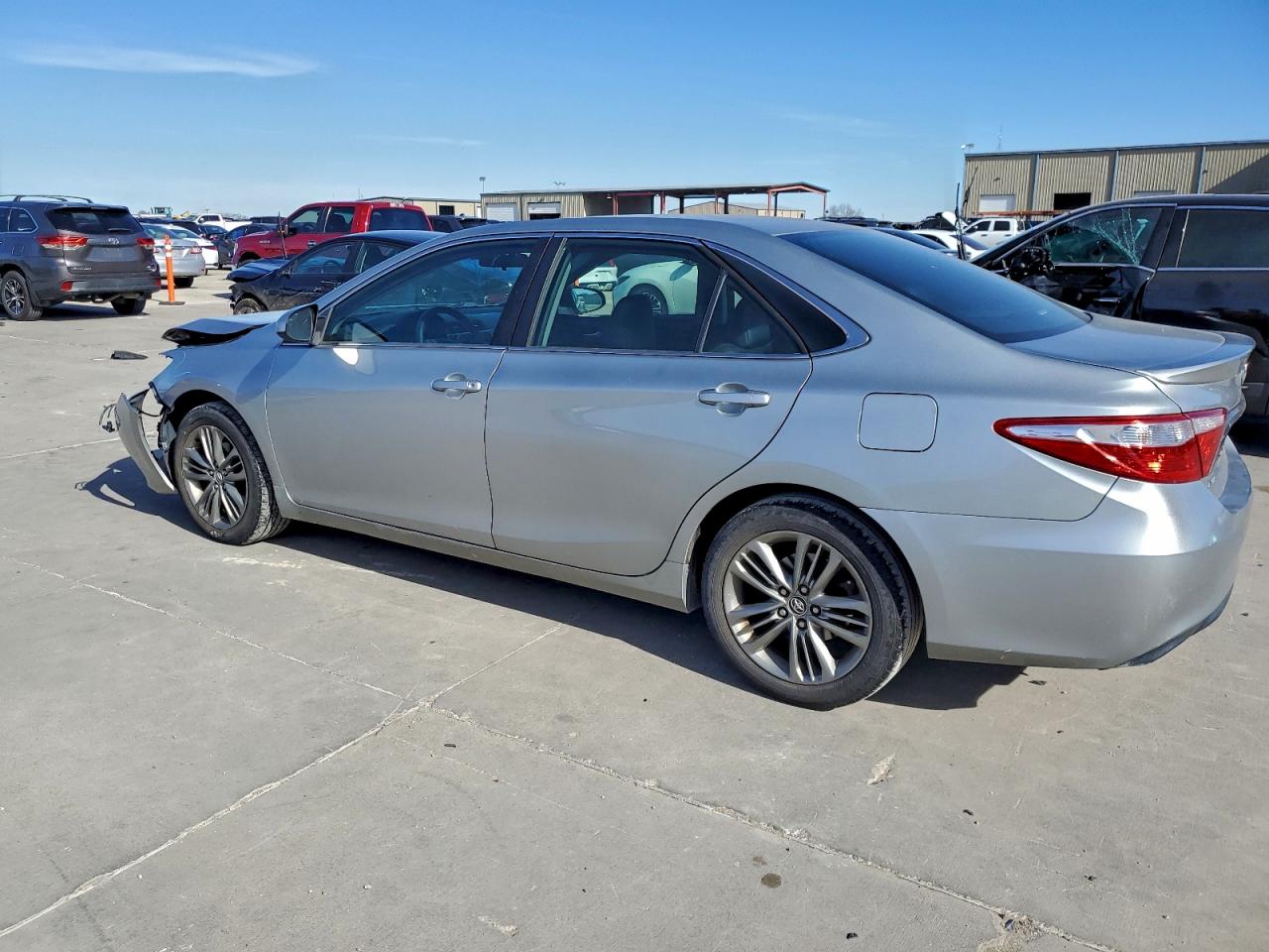 2016 TOYOTA CAMRY LE photo 2