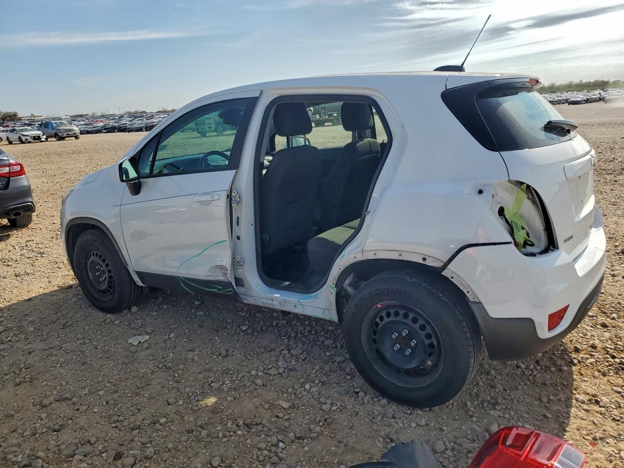 2018 CHEVROLET TRAX LS photo 2