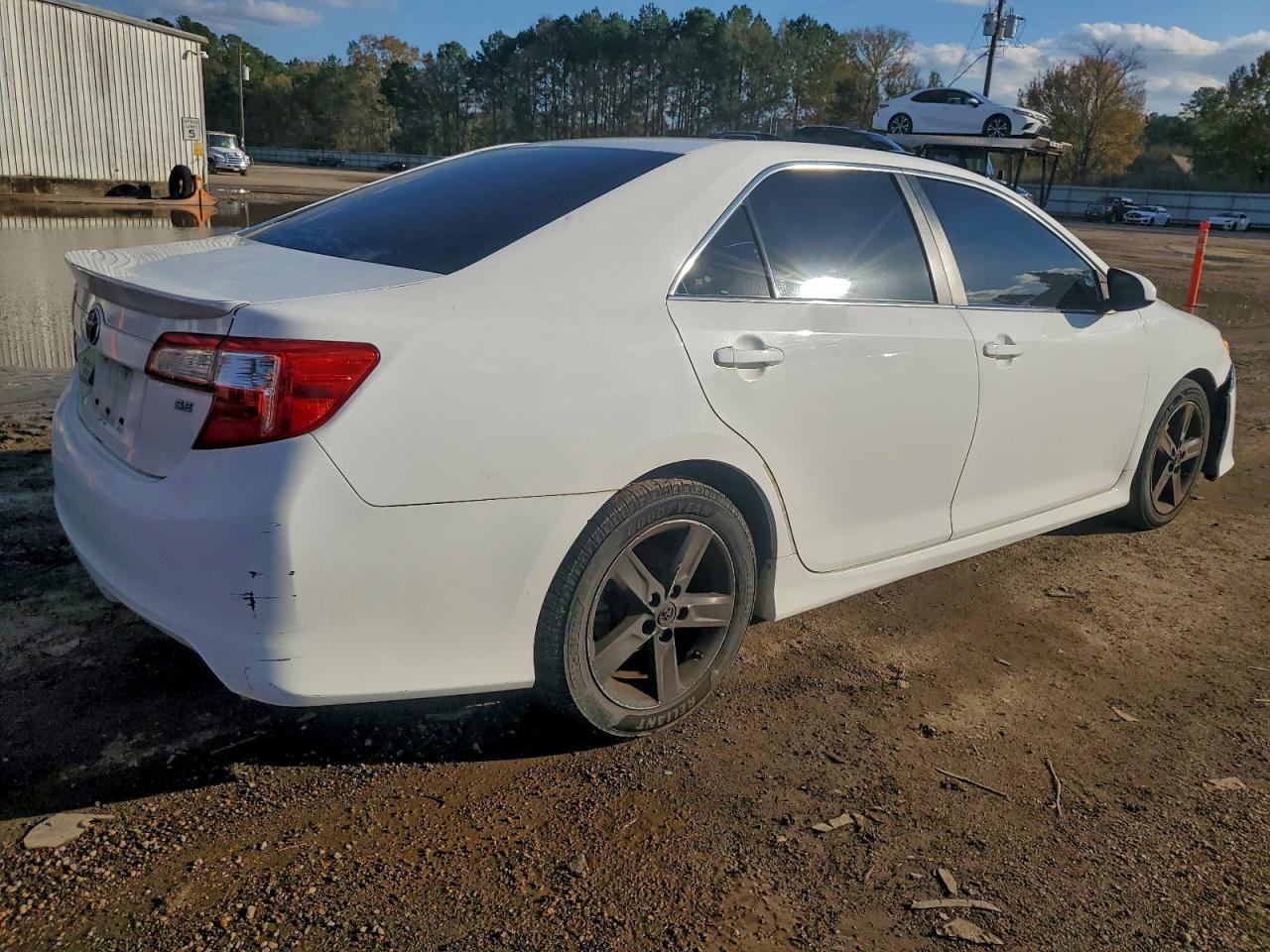 2014 TOYOTA CAMRY L photo 5