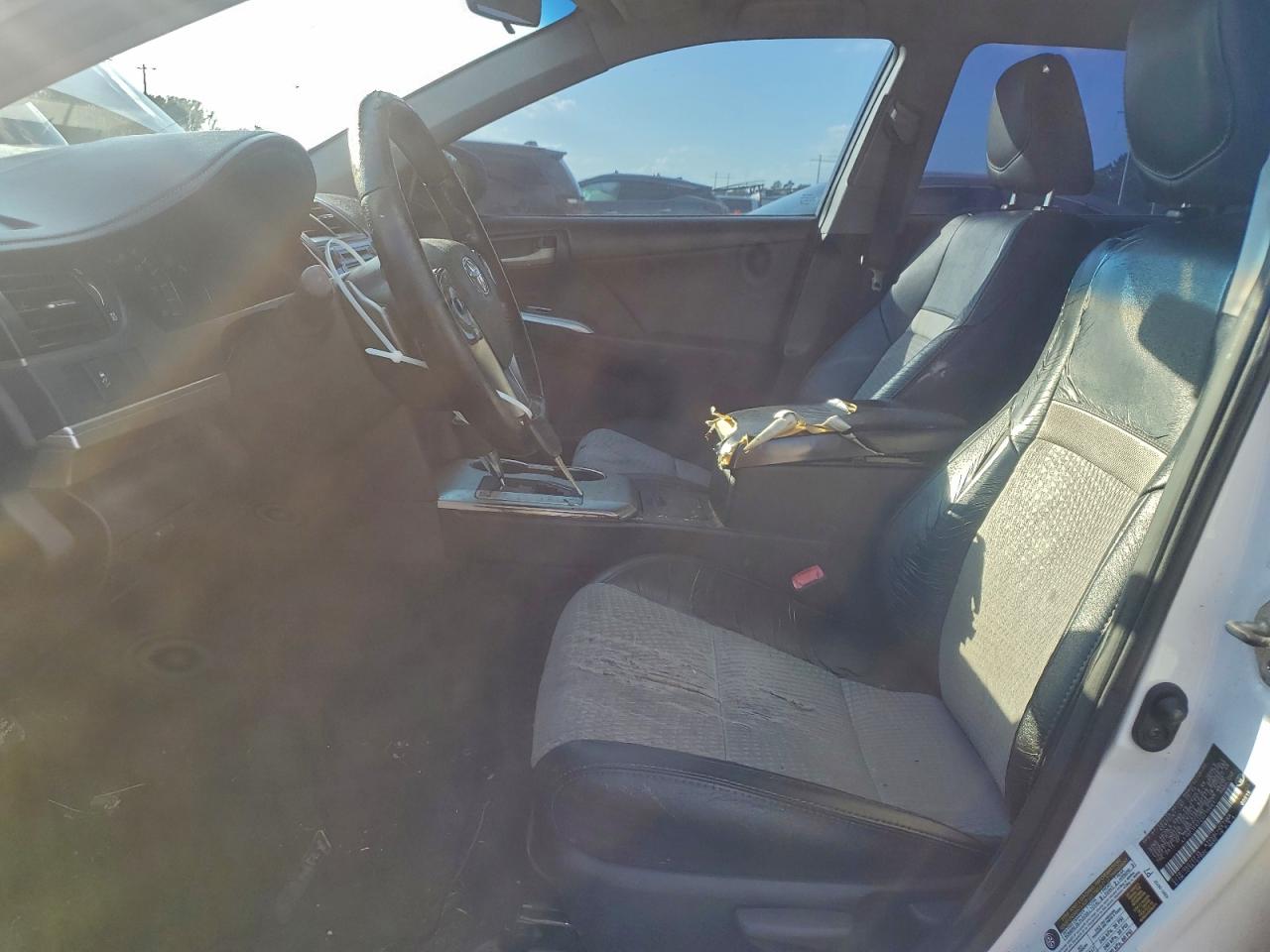 2014 TOYOTA CAMRY L photo 13