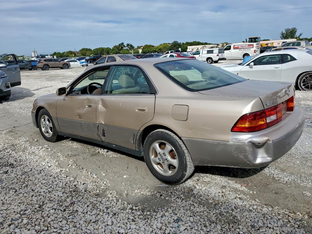 1999 LEXUS ES 300 photo 2