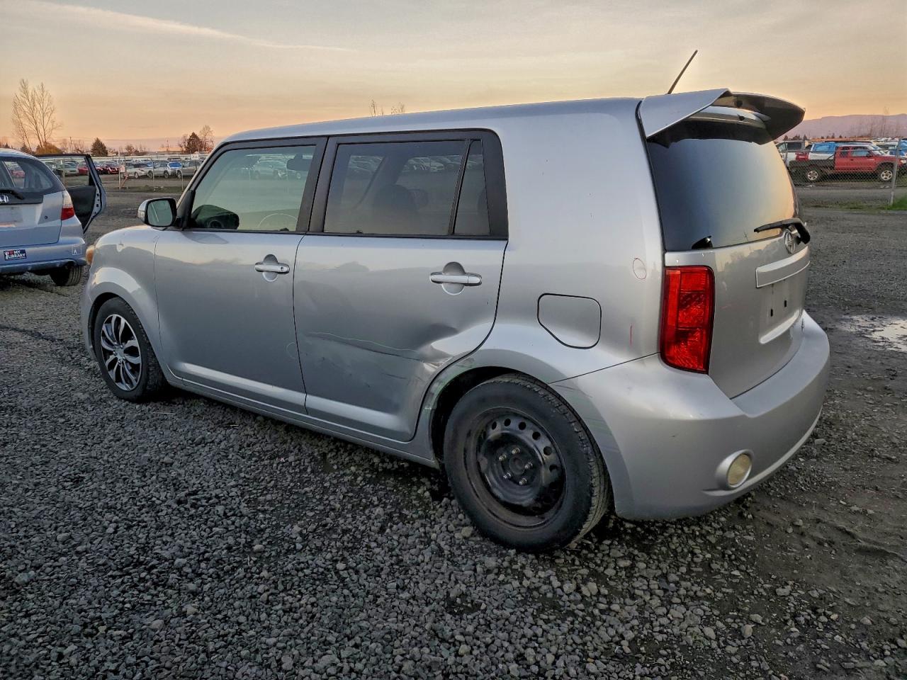 2008 TOYOTA SCION XB photo 2