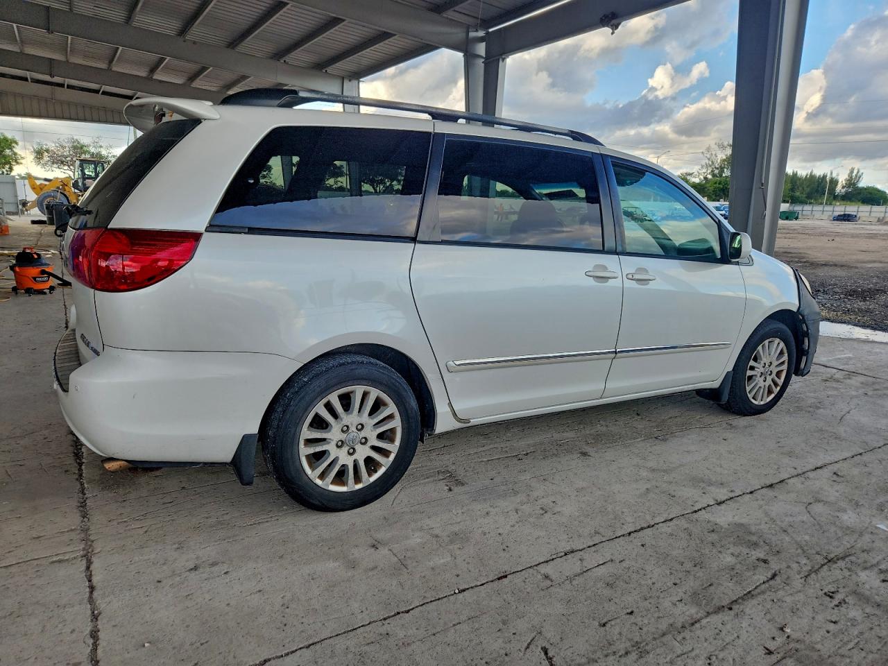 2008 TOYOTA SIENNA XLE photo 3