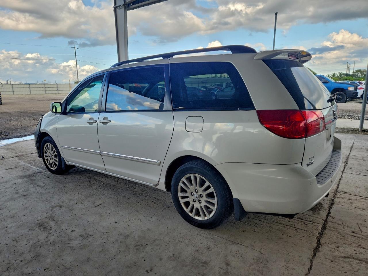 2008 TOYOTA SIENNA XLE photo 2