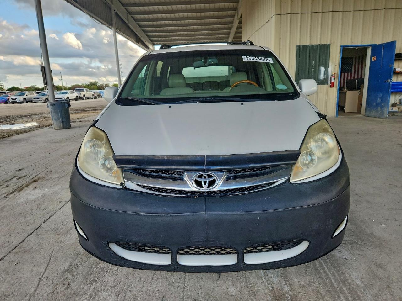 2008 TOYOTA SIENNA XLE photo 5