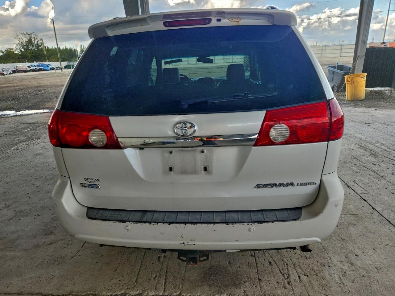 2008 TOYOTA SIENNA XLE photo 6
