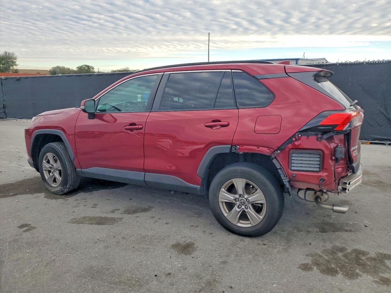 2022 TOYOTA RAV4 XLE photo 2
