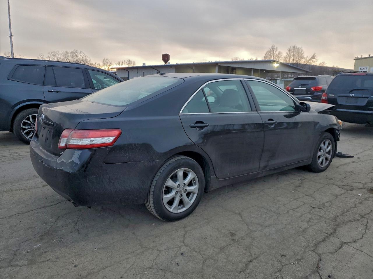 2011 TOYOTA CAMRY LE photo 3