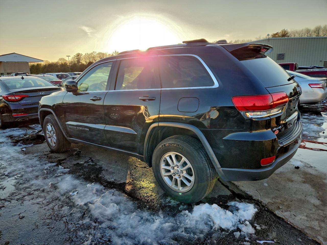 2019 JEEP GRAND CHEROKEE LAREDO photo 3