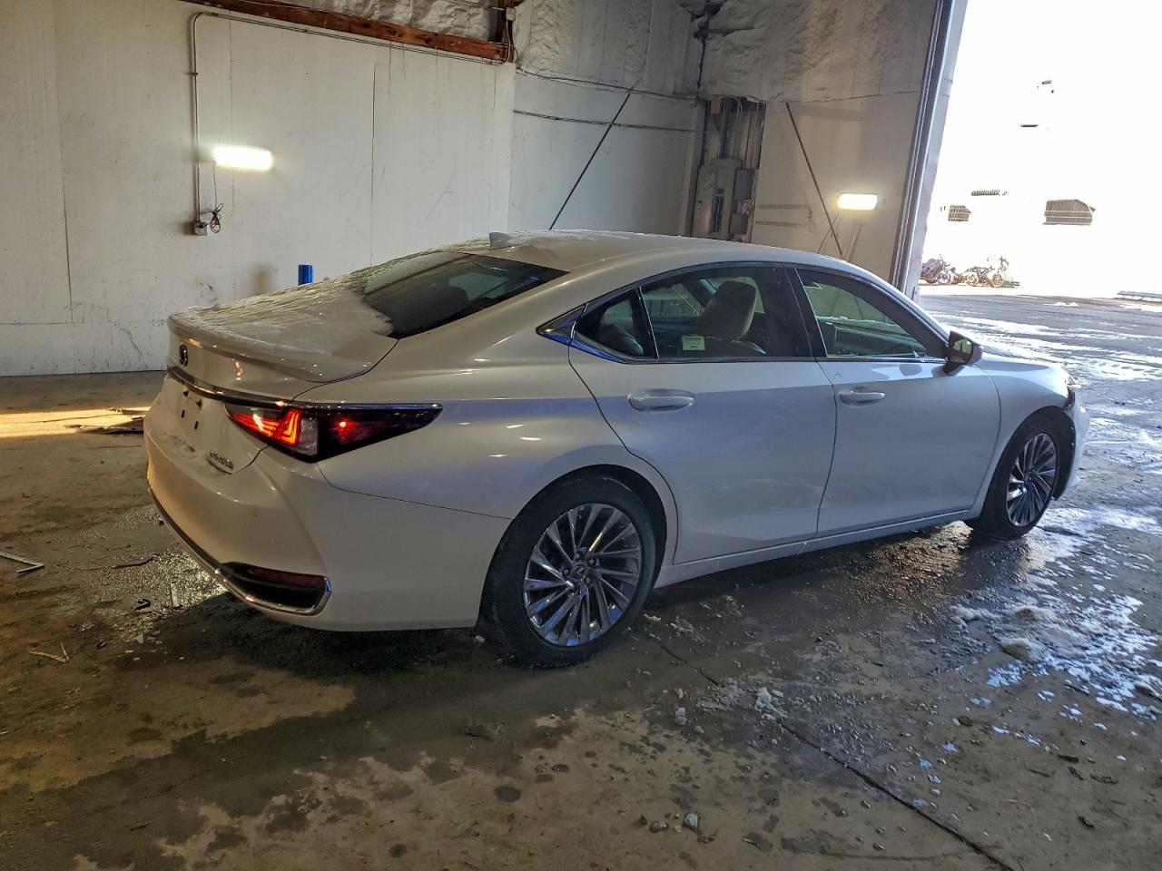2025 LEXUS ES 300H BASE photo 5