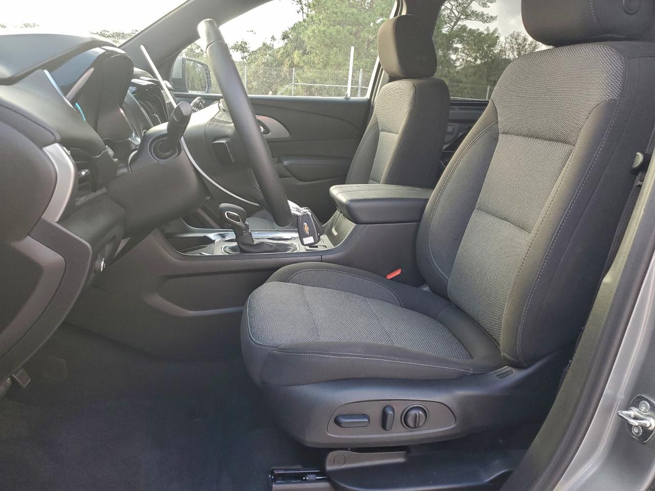 2023 CHEVROLET TRAVERSE LT photo 7
