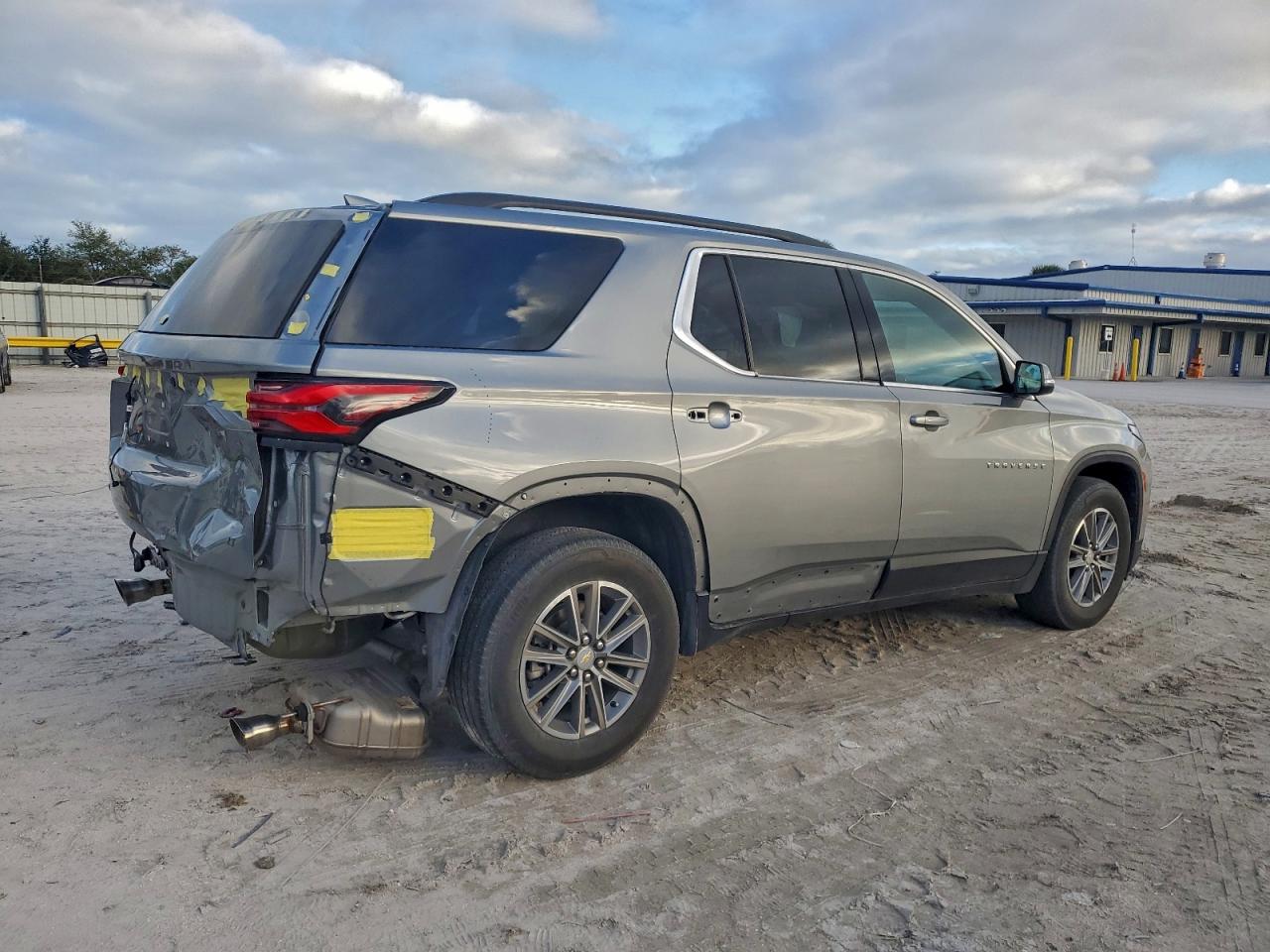 2023 CHEVROLET TRAVERSE LT photo 3