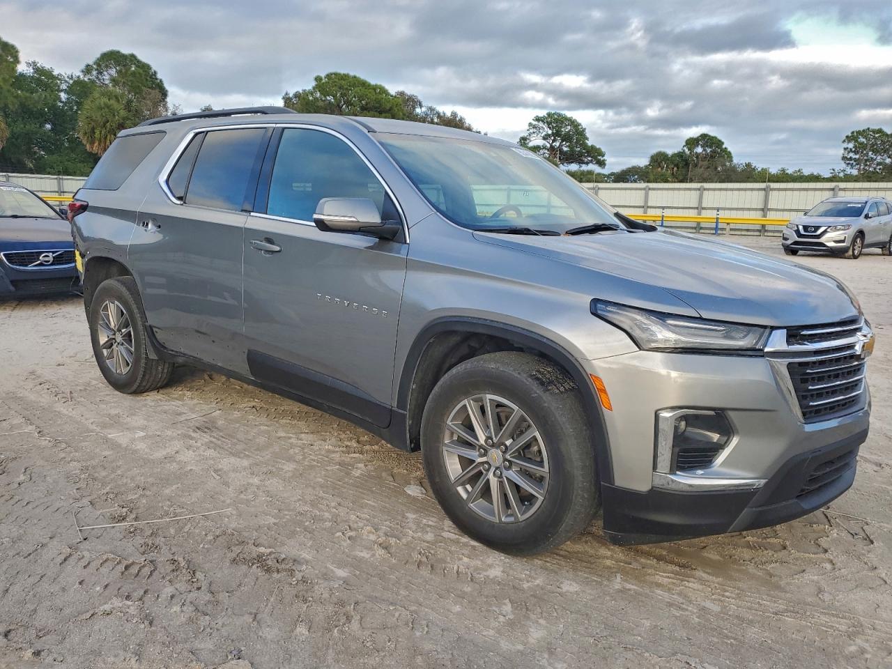 2023 CHEVROLET TRAVERSE LT photo 4