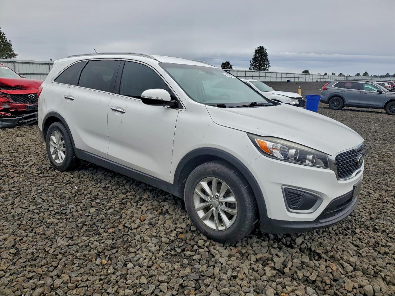 2017 KIA SORENTO LX photo 4