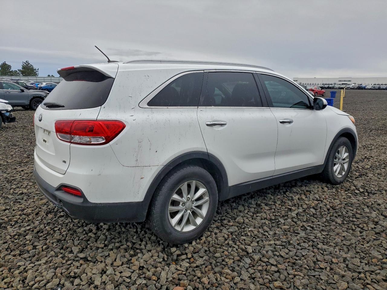 2017 KIA SORENTO LX photo 3
