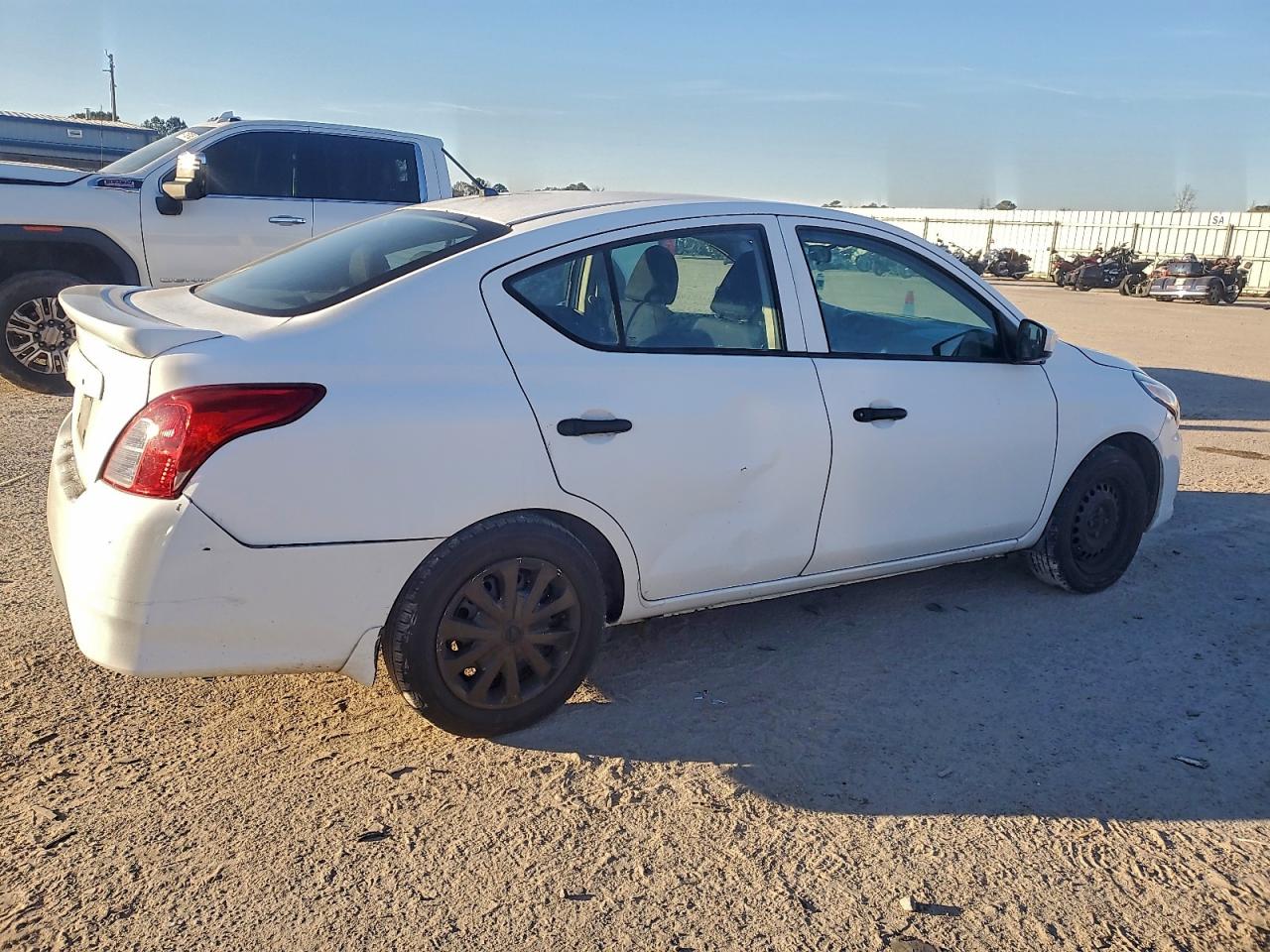2019 NISSAN VERSA S photo 3