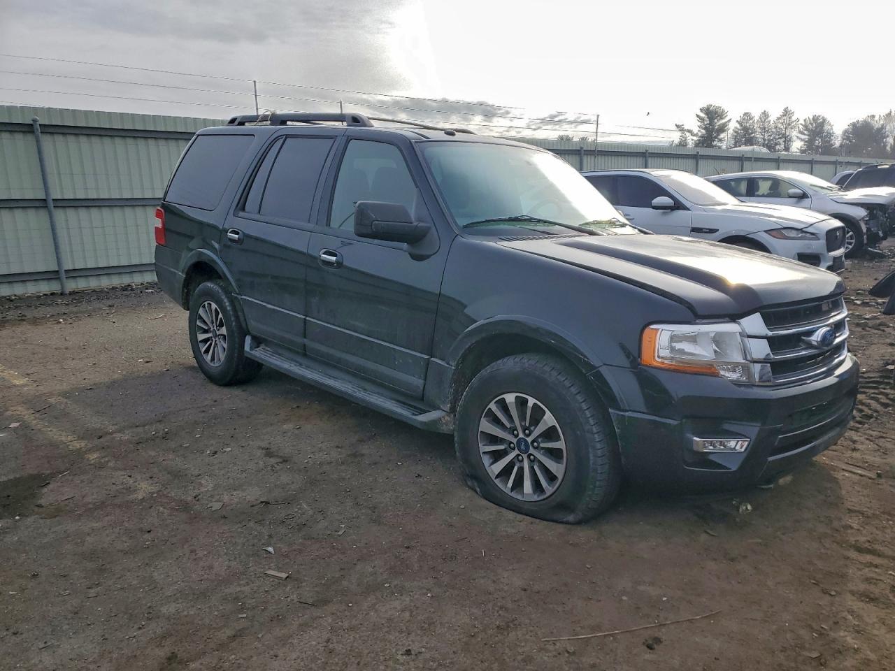 2017 FORD EXPEDITION XLT photo 4
