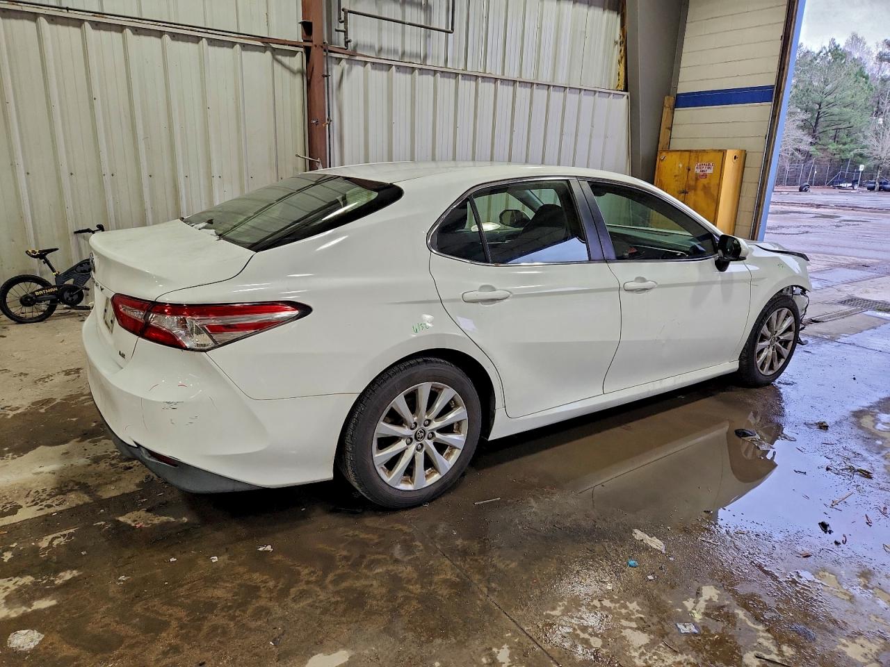 2018 TOYOTA CAMRY L photo 3