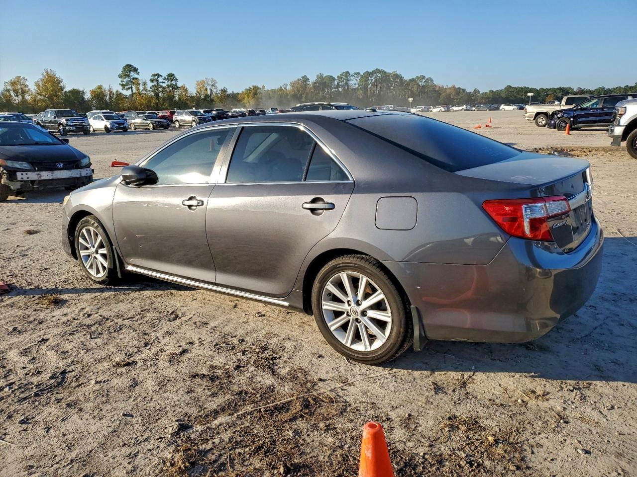 2014 TOYOTA CAMRY XLE photo 4