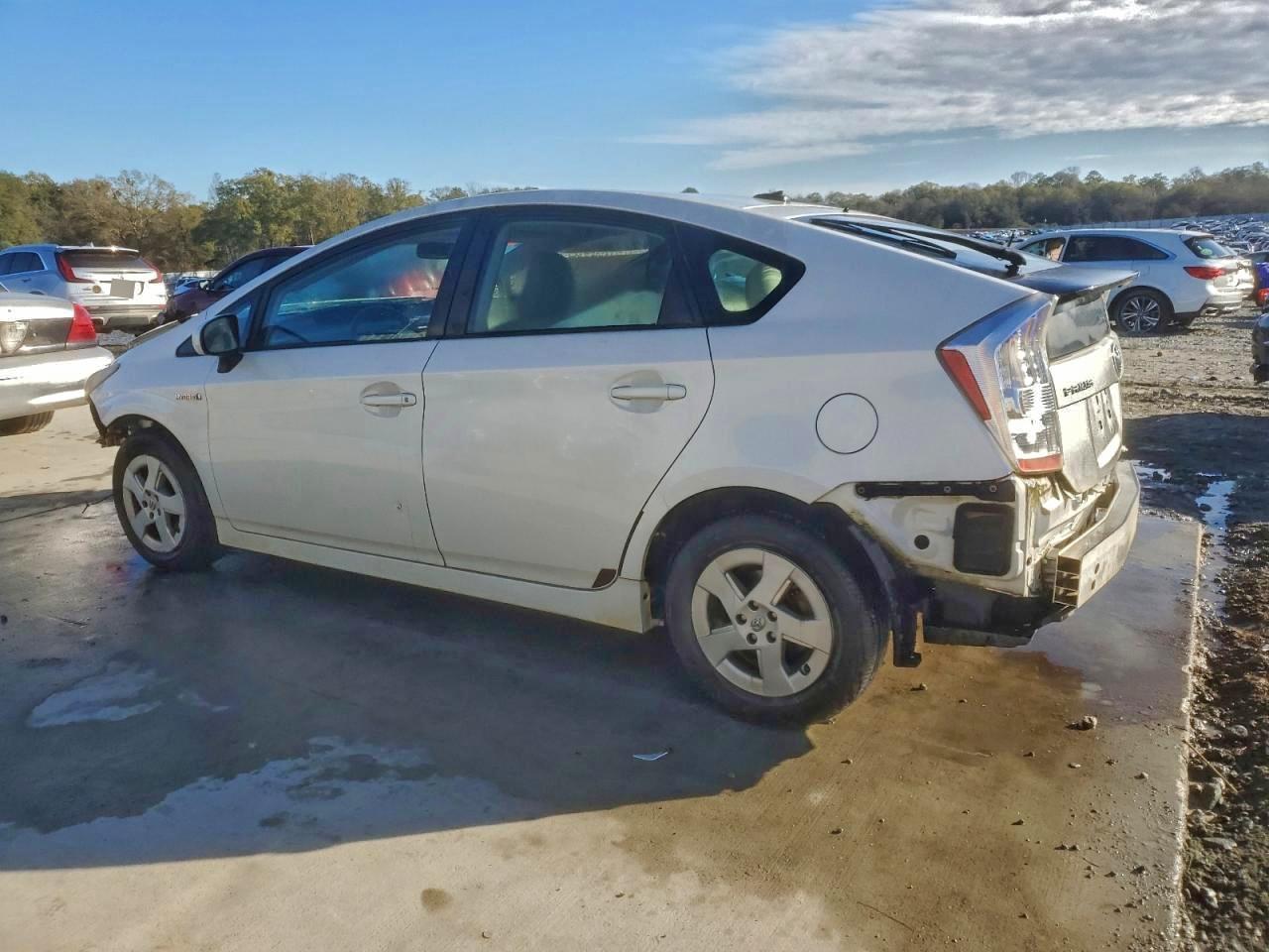 2011 TOYOTA PRIUS photo 2