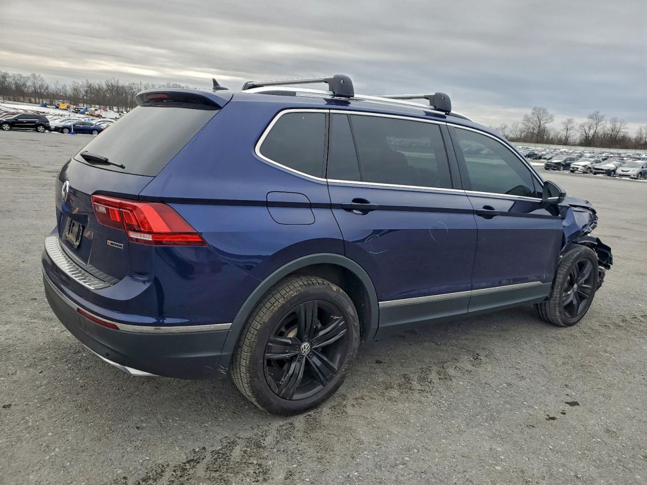 2021 VOLKSWAGEN TIGUAN SE photo 3