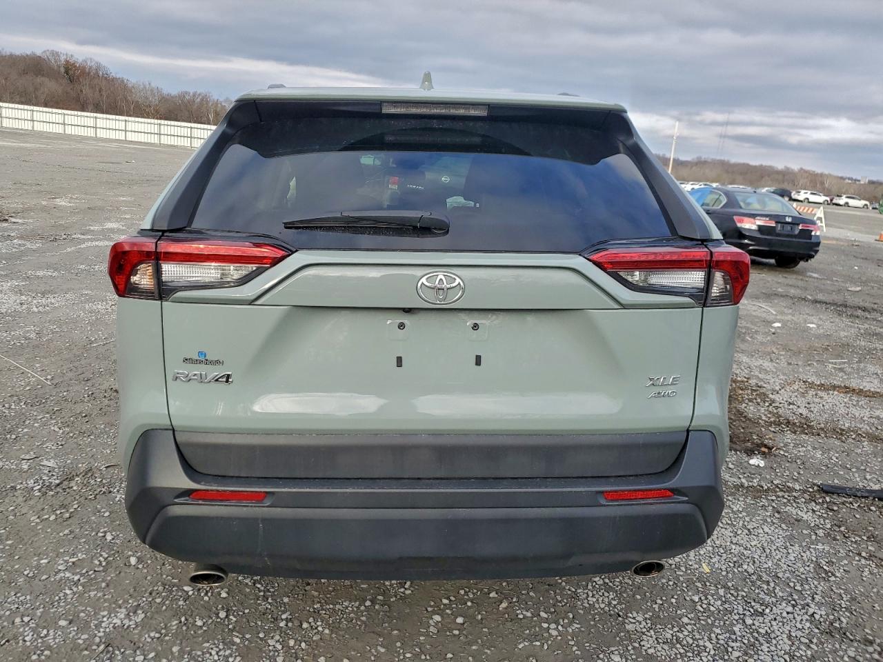 2022 TOYOTA RAV4 XLE photo 6