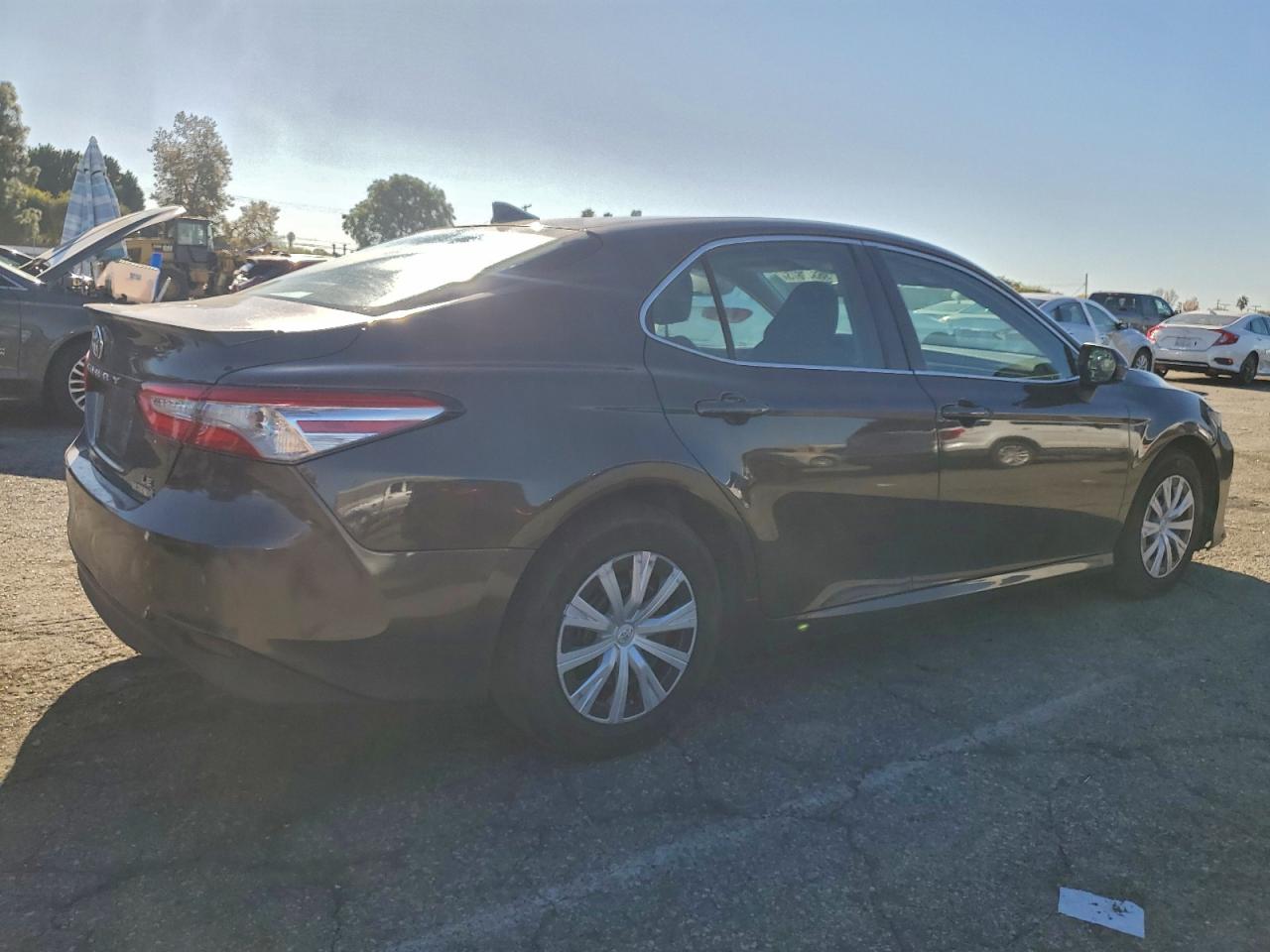 2019 TOYOTA CAMRY LE photo 3