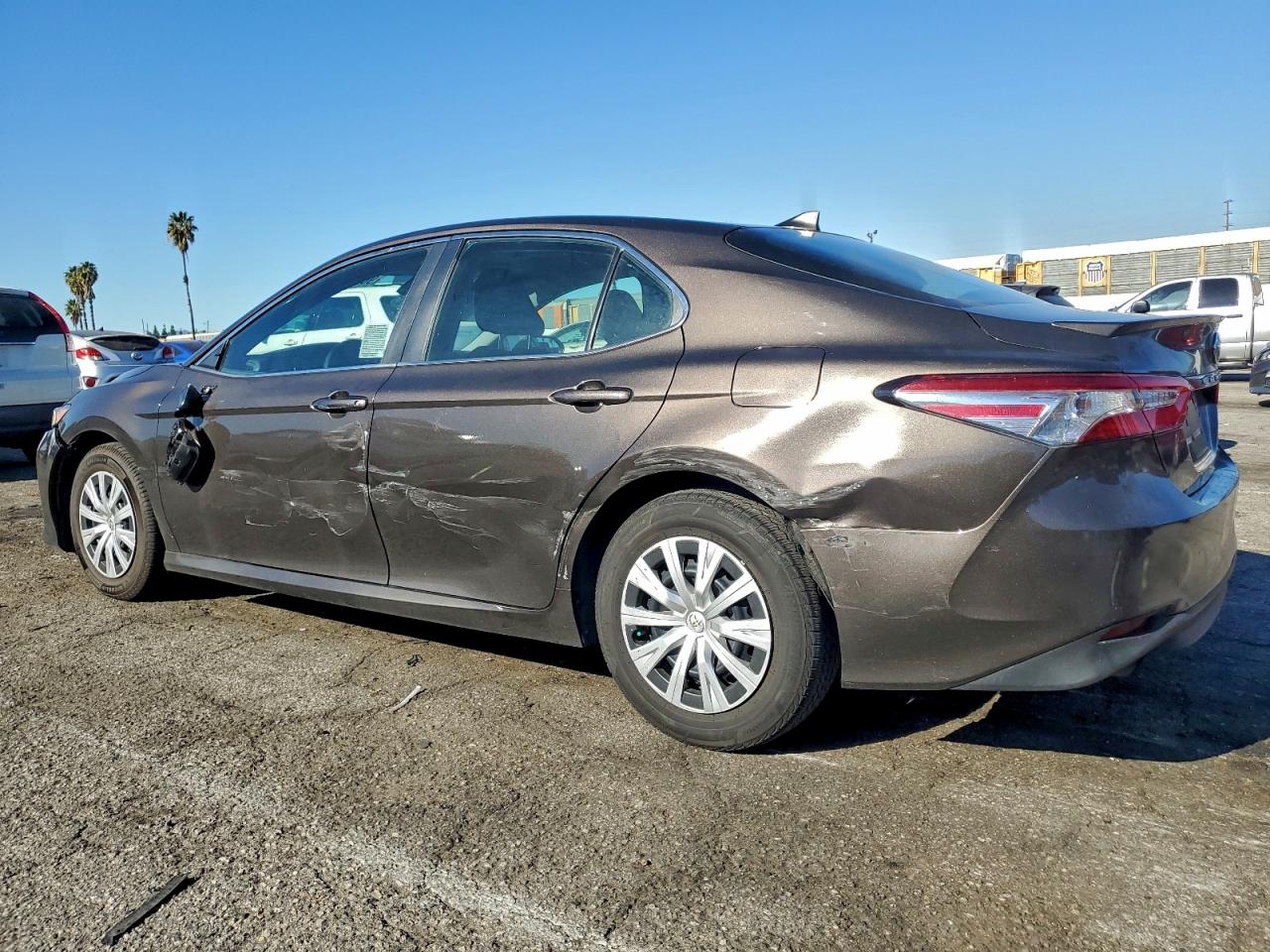 2019 TOYOTA CAMRY LE photo 2