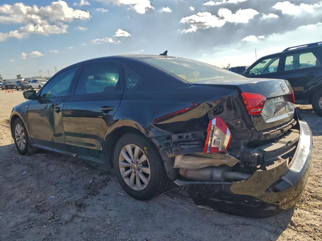 2015 VOLKSWAGEN PASSAT S photo 2