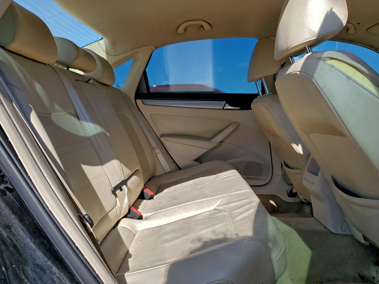 2015 VOLKSWAGEN PASSAT S photo 10