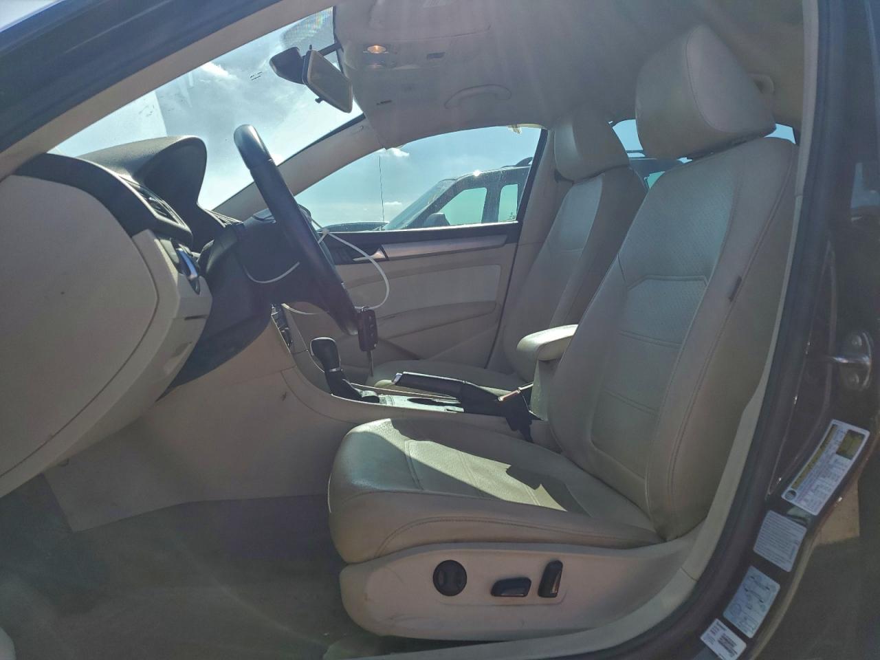 2015 VOLKSWAGEN PASSAT S photo 7
