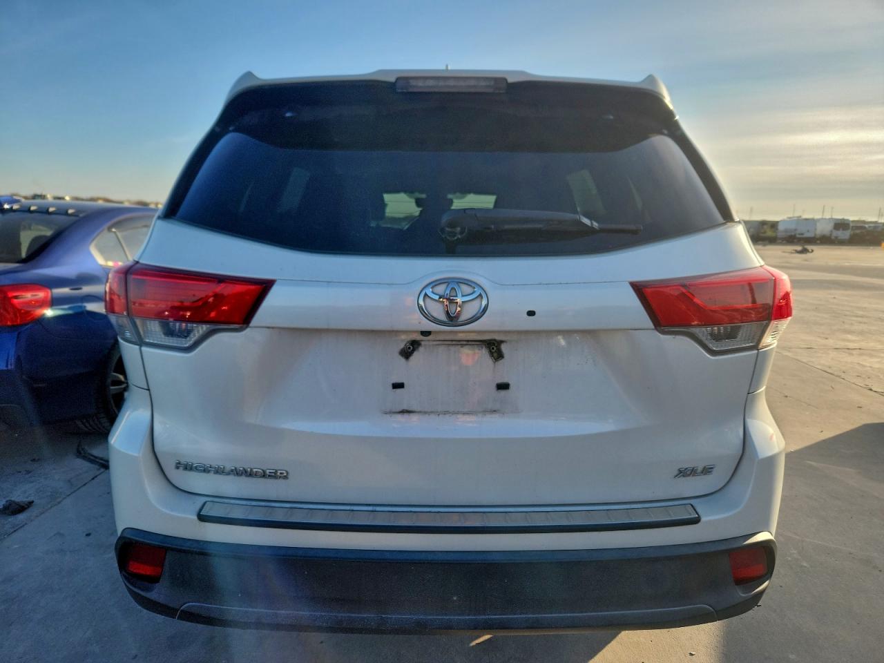 2018 TOYOTA HIGHLANDER SE photo 11