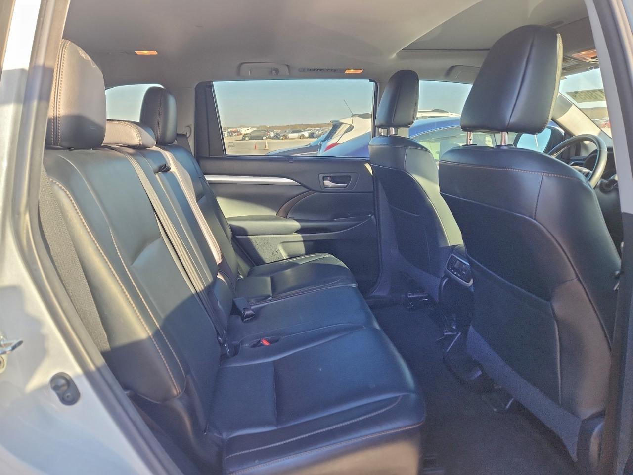 2018 TOYOTA HIGHLANDER SE photo 19