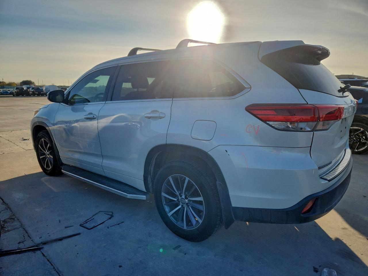 2018 TOYOTA HIGHLANDER SE photo 3