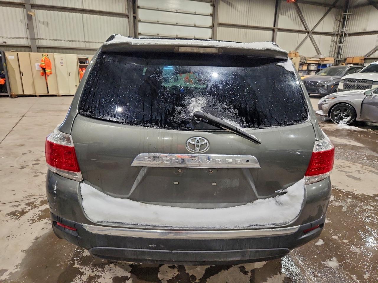 2012 TOYOTA HIGHLANDER BASE photo 11